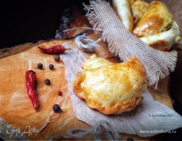 Пирожки с творогом, салями и сыром