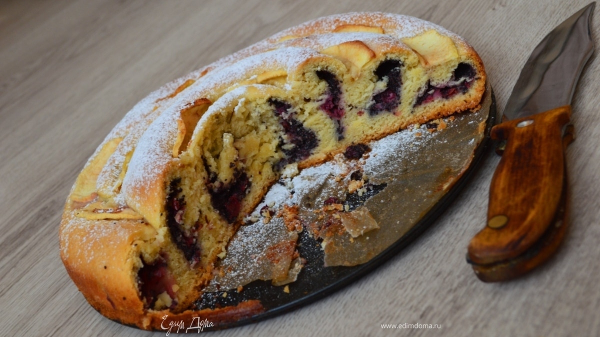 Сдобный пирог с вишнями и маком