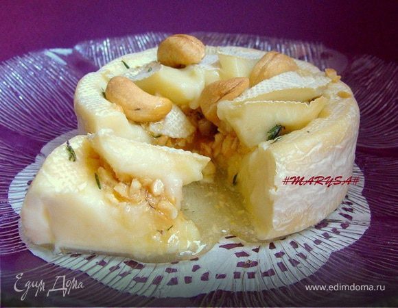 Камамбер, запеченный с медом, тимьяном и кешью
