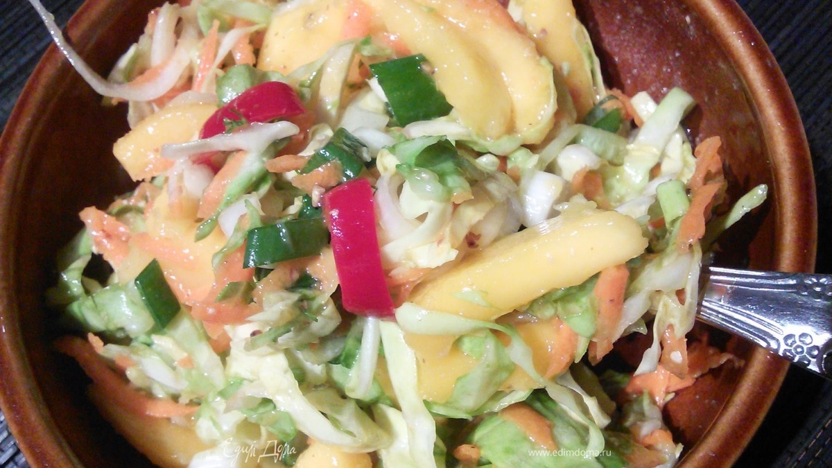 Капустный салат с манго