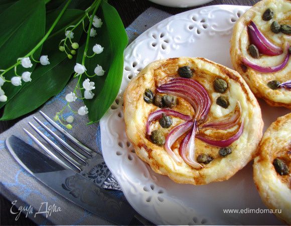 Тарталетки с красным луком и сырным соусом Тарталетки с красным луком и сырным соусом