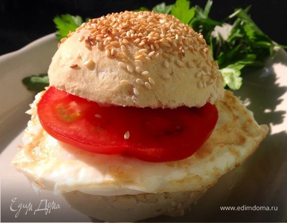 Яичница в свежеиспеченной булочке с кунжутом
