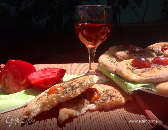 Фокачча с помидорами черри и итальянскими травами