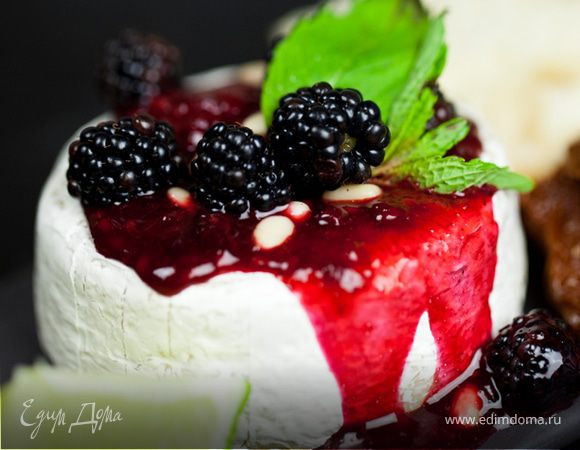 Запечённый камамбер с ежевикой