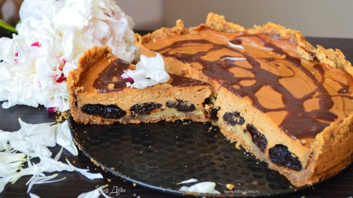 Творожно-карамельный пирог с черносливом