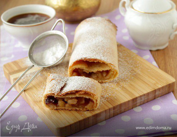 Штрудель из творожного теста с яблоками и клюквой