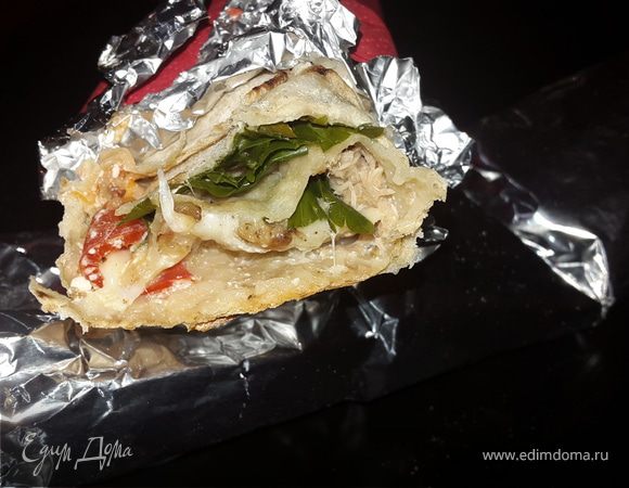 Лаваш, запеченный с тунцом, помидорами и сыром