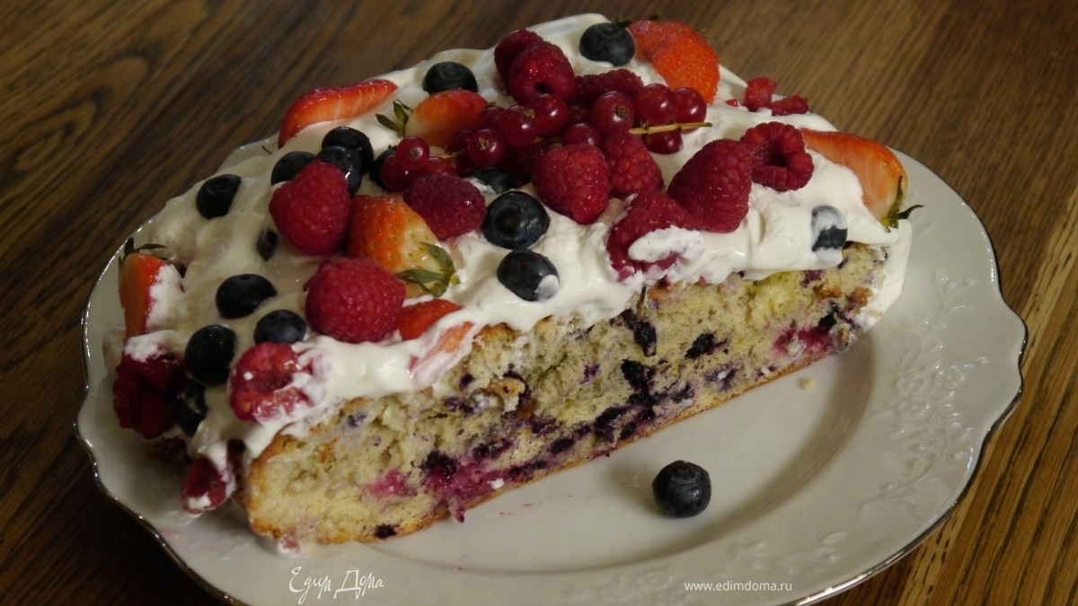 Бисквит со сгущенкой и ягодами