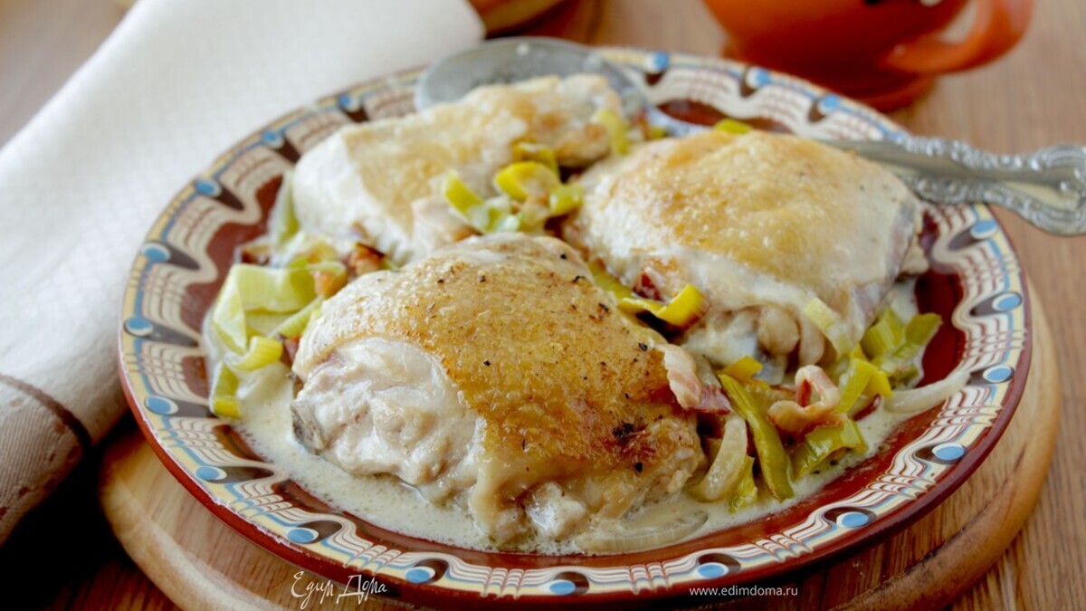 Курица с луком-пореем, тушеная в вине