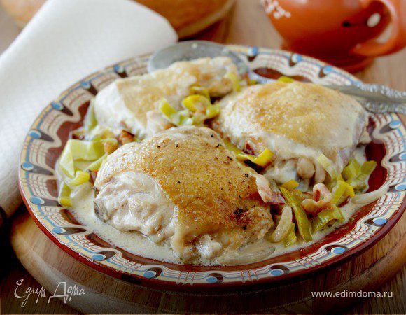 Курица с луком-пореем, тушеная в вине