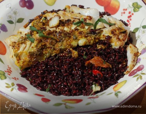 Треска с салатом из черного риса и вяленых помидоров 