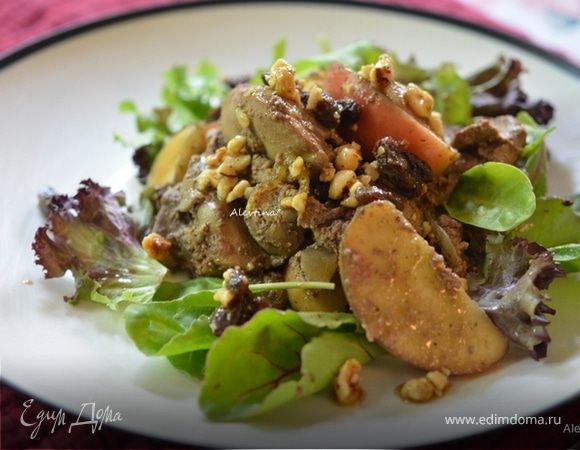 Теплый салат с куриной печенью и яблоком Теплый салат с куриной печенью и яблоком