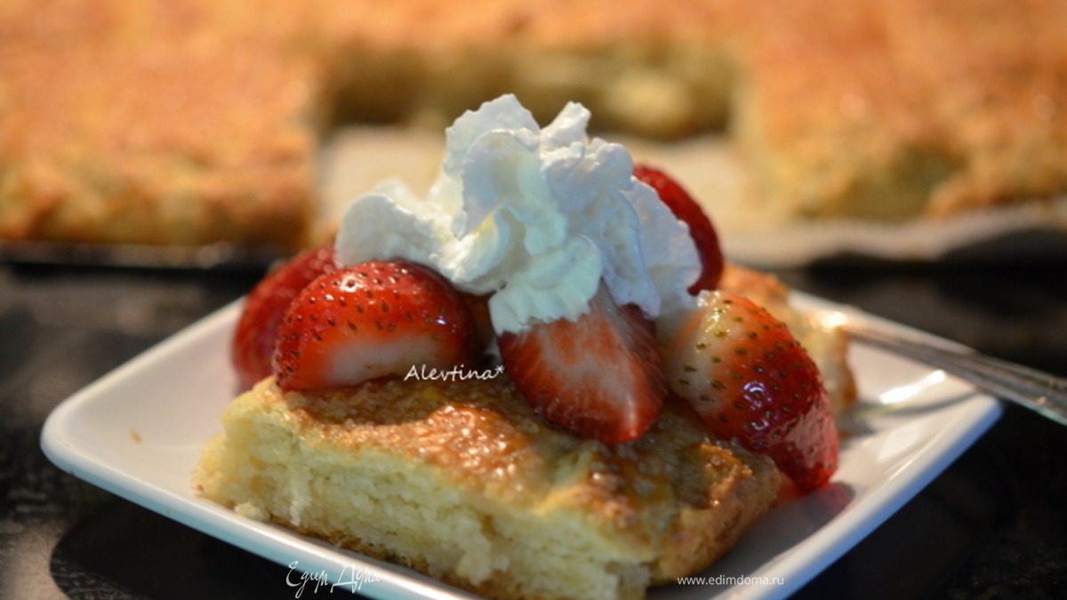 Пицца из песочного теста с клубникой и розмарином