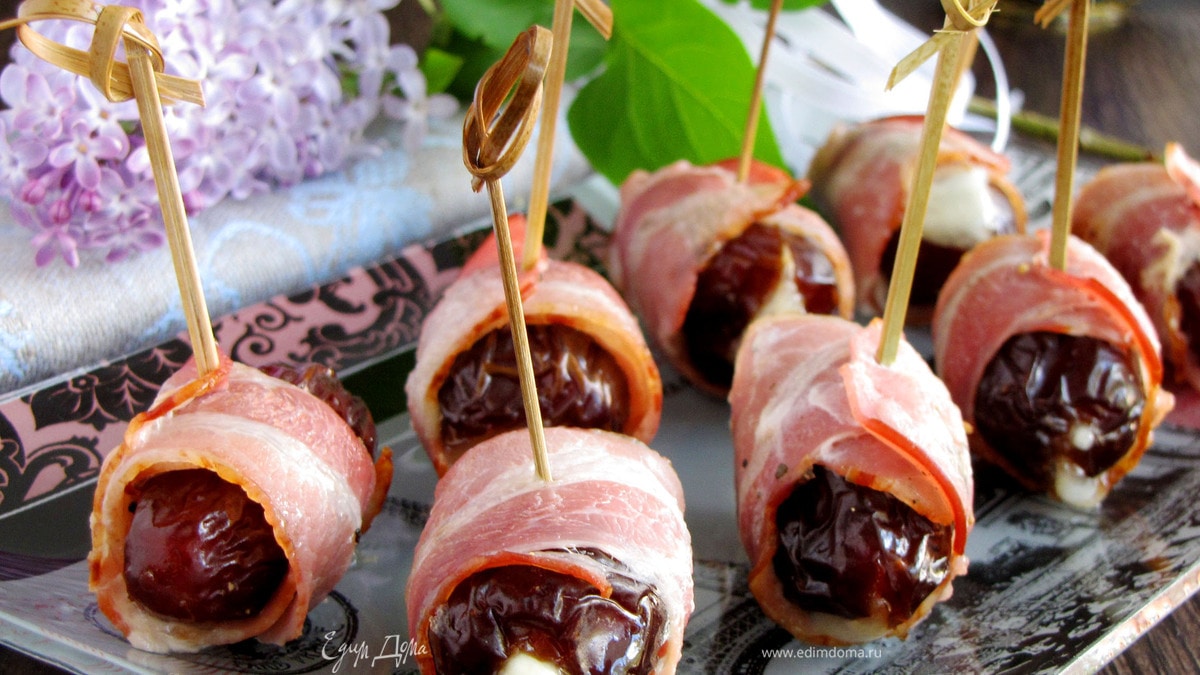 Финики с сыром и беконом