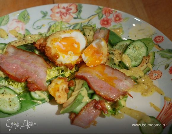 Яйцо по-шотландски с салатом и грудинкой Яйцо по-шотландски с салатом и грудинкой