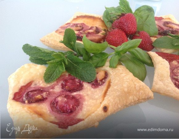 Слойки с творогом и клубникой