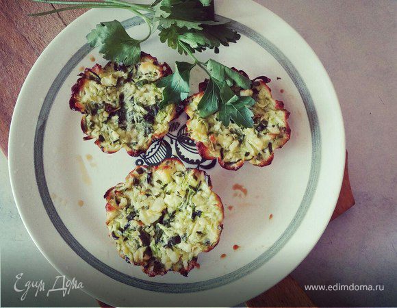 Зеленые мини-запеканки из молодого цукини с адыгейским сыром Зеленые мини-запеканки из молодого цукини с адыгейским сыром