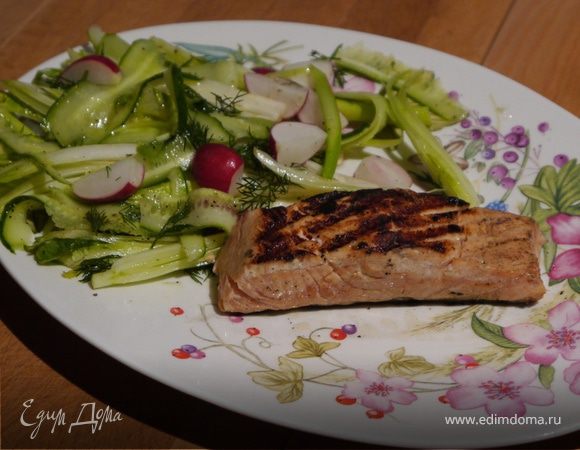 Семга с салатом из цикория, фенхеля и редиски 