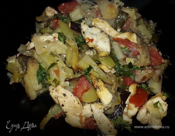 Молодые овощи, запеченные с куриным филе