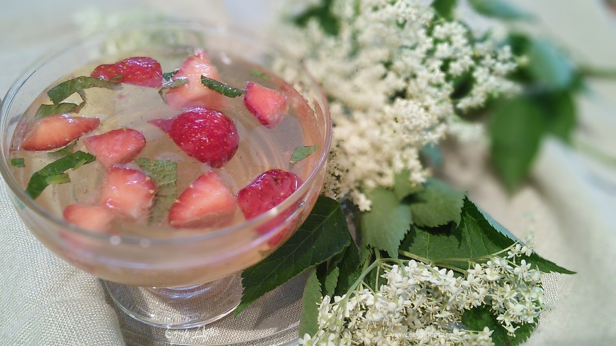 Клубничный Bowle "розовый Hugo"