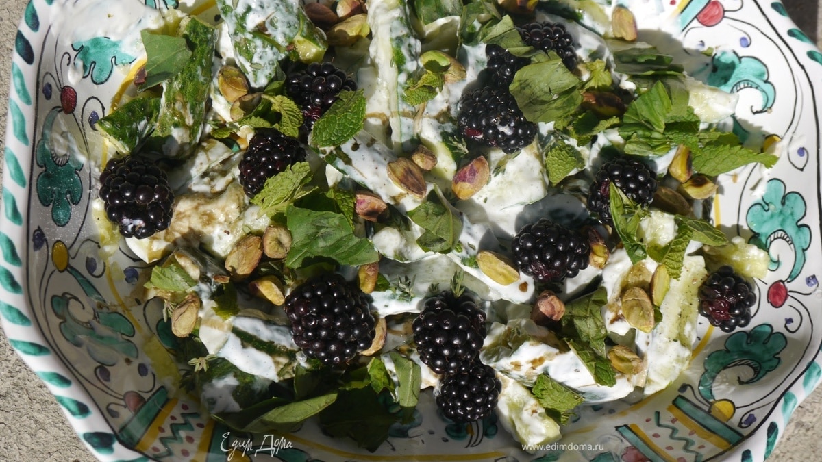 Салат из огурцов с ежевикой и фисташками