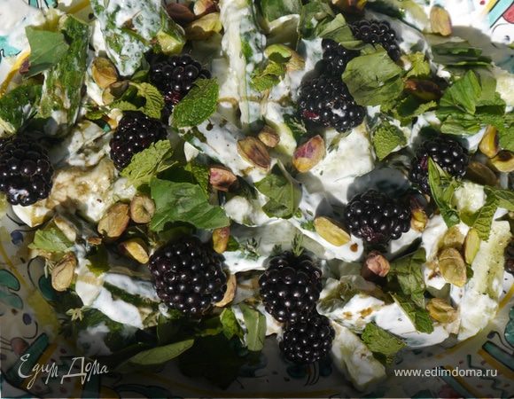 Салат из огурцов с ежевикой и фисташками Салат из огурцов с ежевикой и фисташками