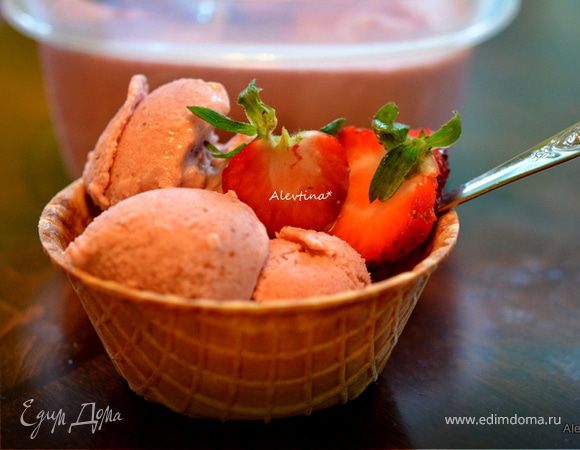 Клубничное мороженое с коричневым сахаром Клубничное мороженое с коричневым сахаром