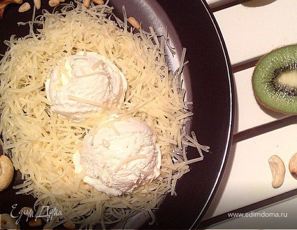 "Гнездо" из пармезана с пломбиром и орешками