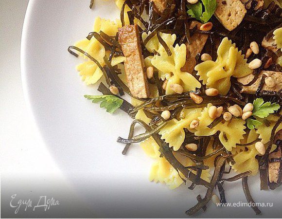 Фарфалле с морской капустой и сыром тофу