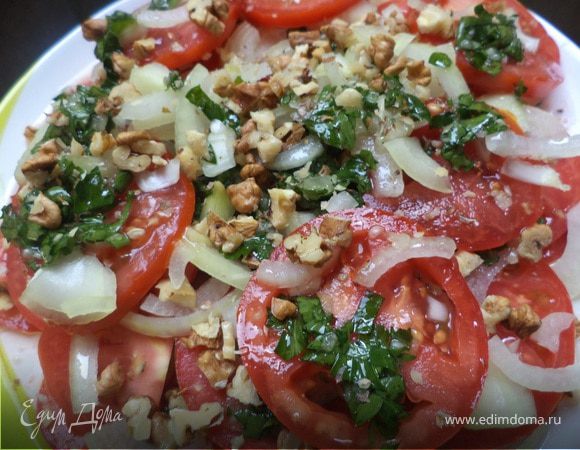 Пряная закуска из помидоров с чесноком и орехами