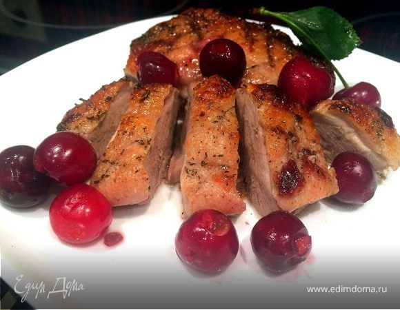 Утиные грудки с вишней