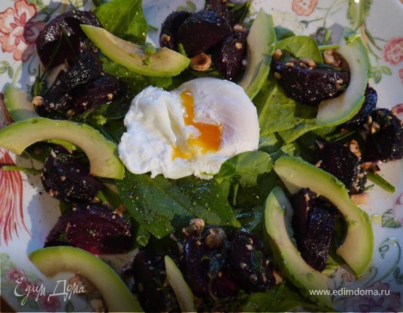 Салат со свеклой, авокадо и яйцом пашот Салат со свеклой, авокадо и яйцом пашот