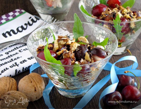 Легкий салат с черешней и куриным филе
