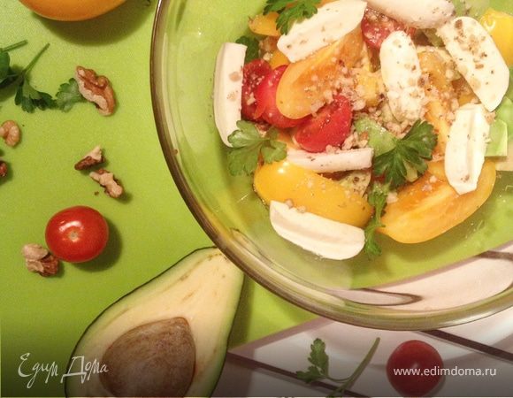 Салат из томатов, авокадо с ореховой заправкой