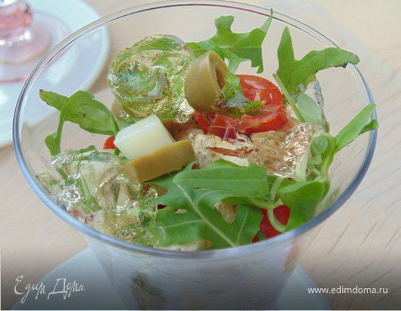 Салат-коктейль с курицей, сыром и кусочками винного желе