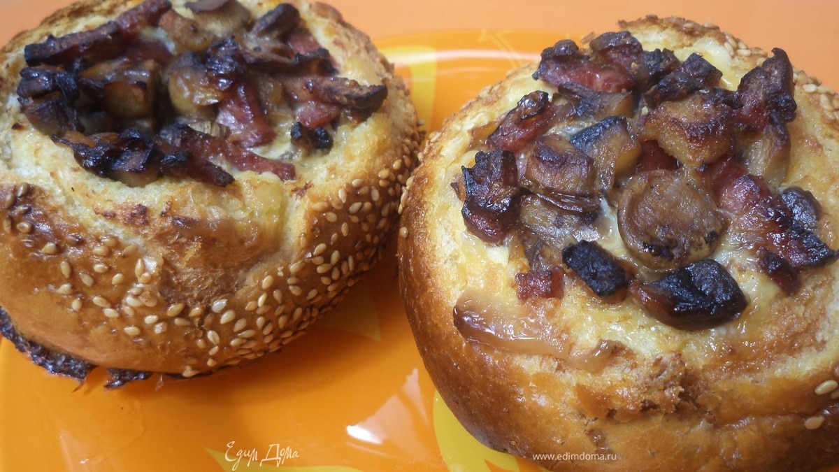 Омлет в булочке с шампиньонами и колбаской
