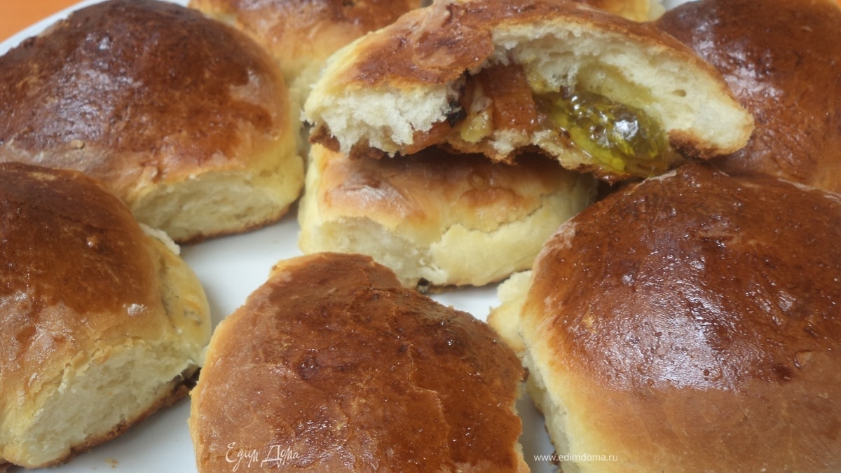 Пирог из дрожжевого теста с начинкой из мармелада и сухофруктов