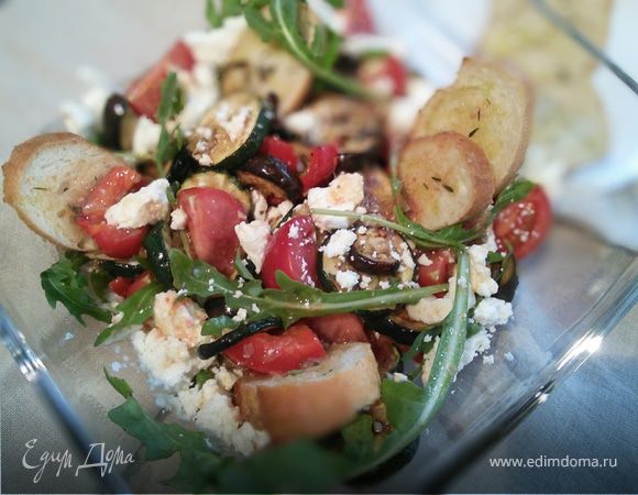 Хлебный салат с антипасти и фетой 