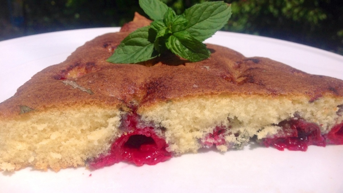 Быстрый пирог со свежей вишней и мятой