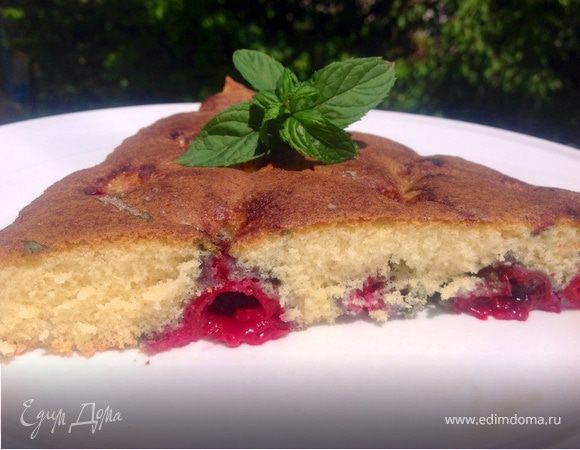 Быстрый пирог со свежей вишней и мятой