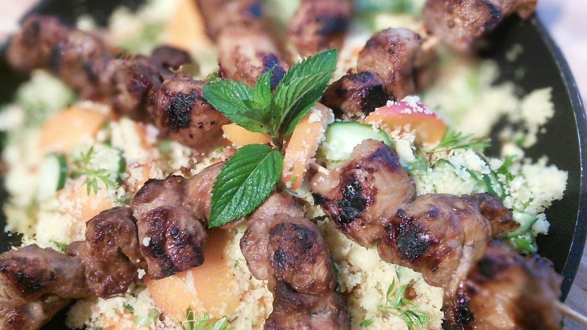 Салат с кус-кусом и шашлыки из индейки
