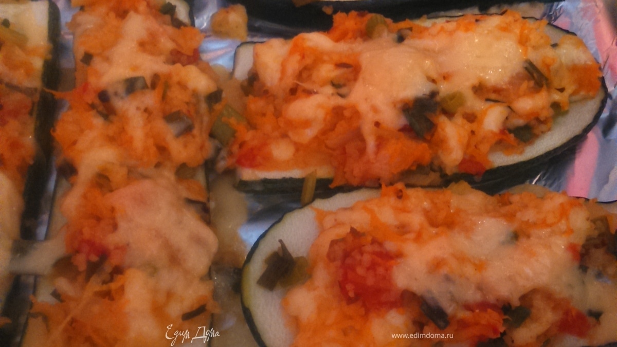 Запеченные кабачки с овощной начинкой