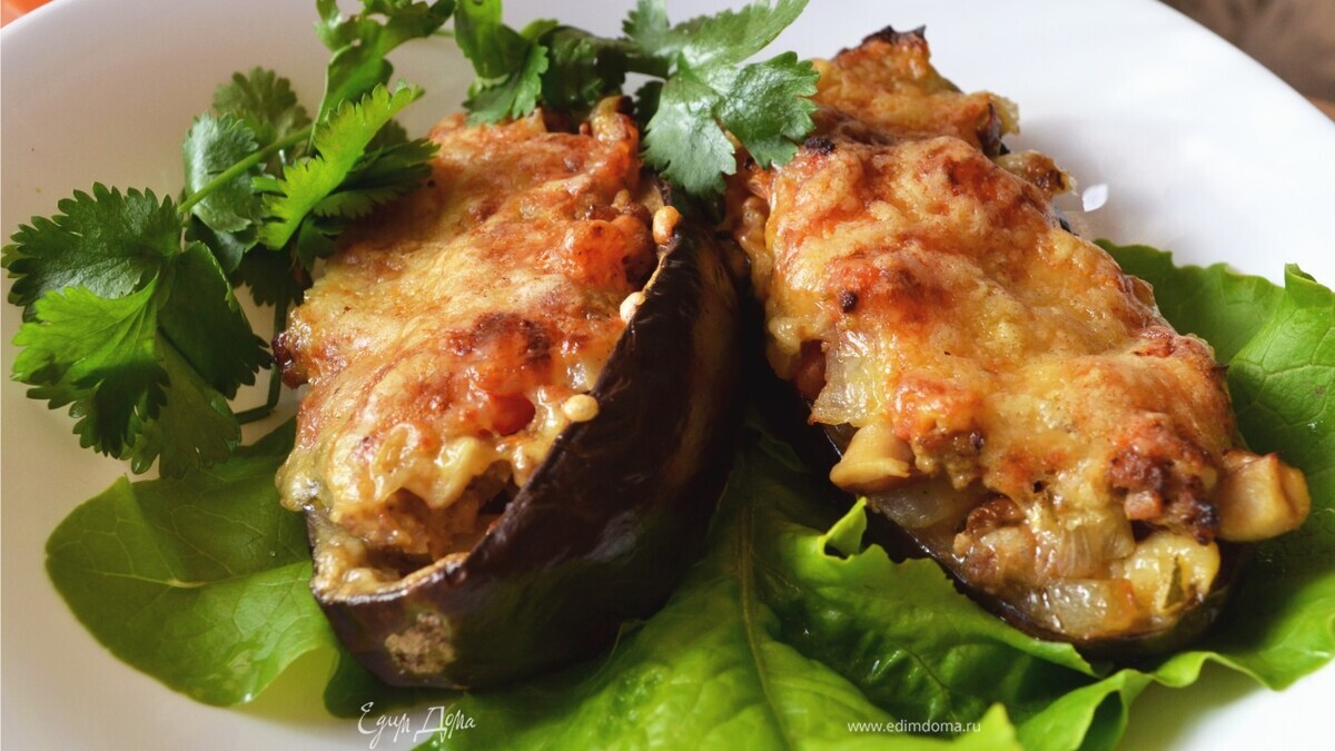 Баклажанные лодочки, начиненные мясом и белыми грибами, под сырной шубкой.