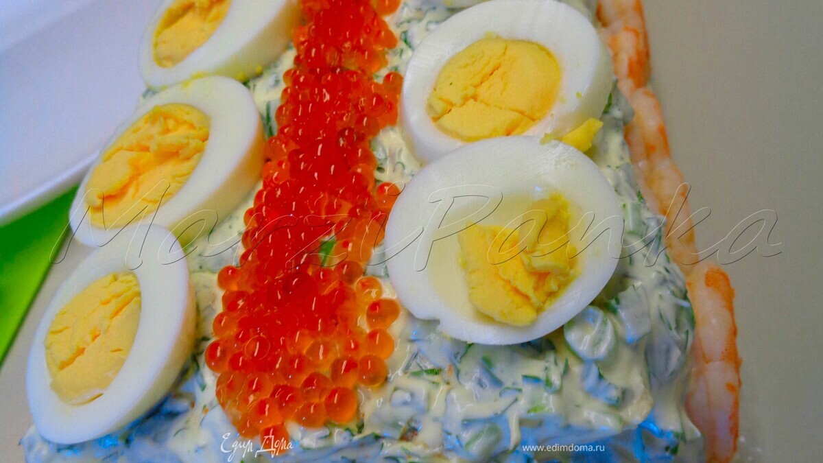 Закусочный торт с лососем и креветками