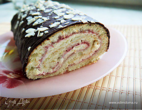 Рулет ягодный со сливками в шоколаде Рулет ягодный со сливками в шоколаде