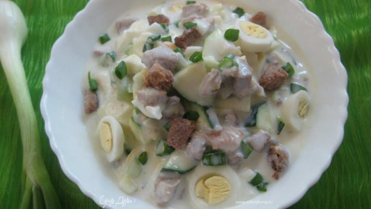 Окрошка на кефире с овощами, перепелиными яйцами и мясом