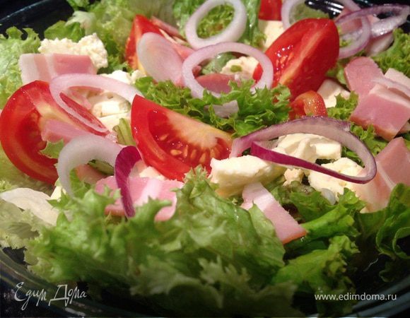 Салат с помидорами, беконом и брынзой
