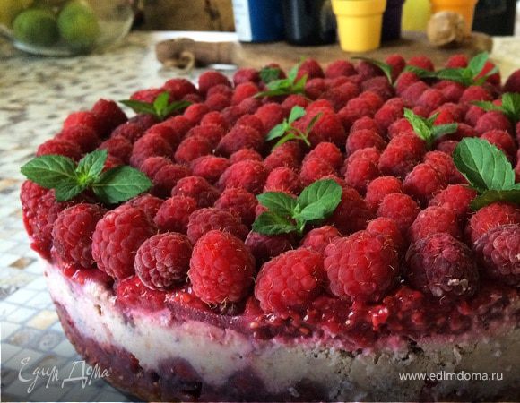 Малиновый веганский тарт на сыроедной "Ириске" Малиновый веганский тарт на сыроедной "Ириске"