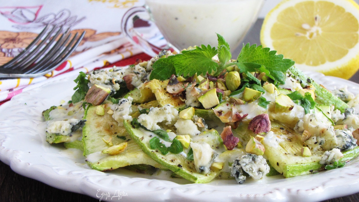 Салат из запеченных кабачков