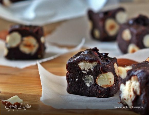 Шоколадно-фасолевый фадж с орехами и цукатами